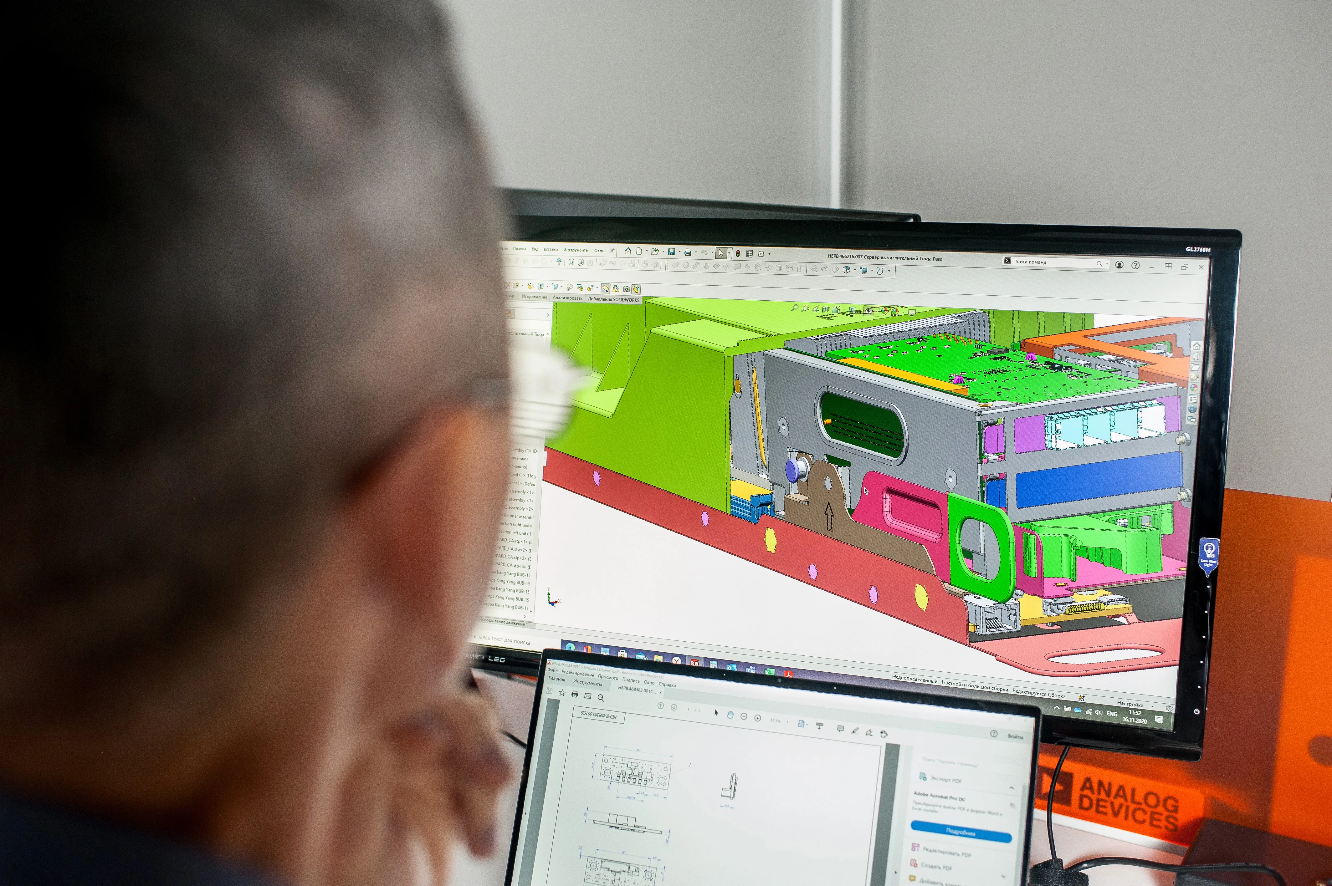 Инженер-конструктор изучает сервер