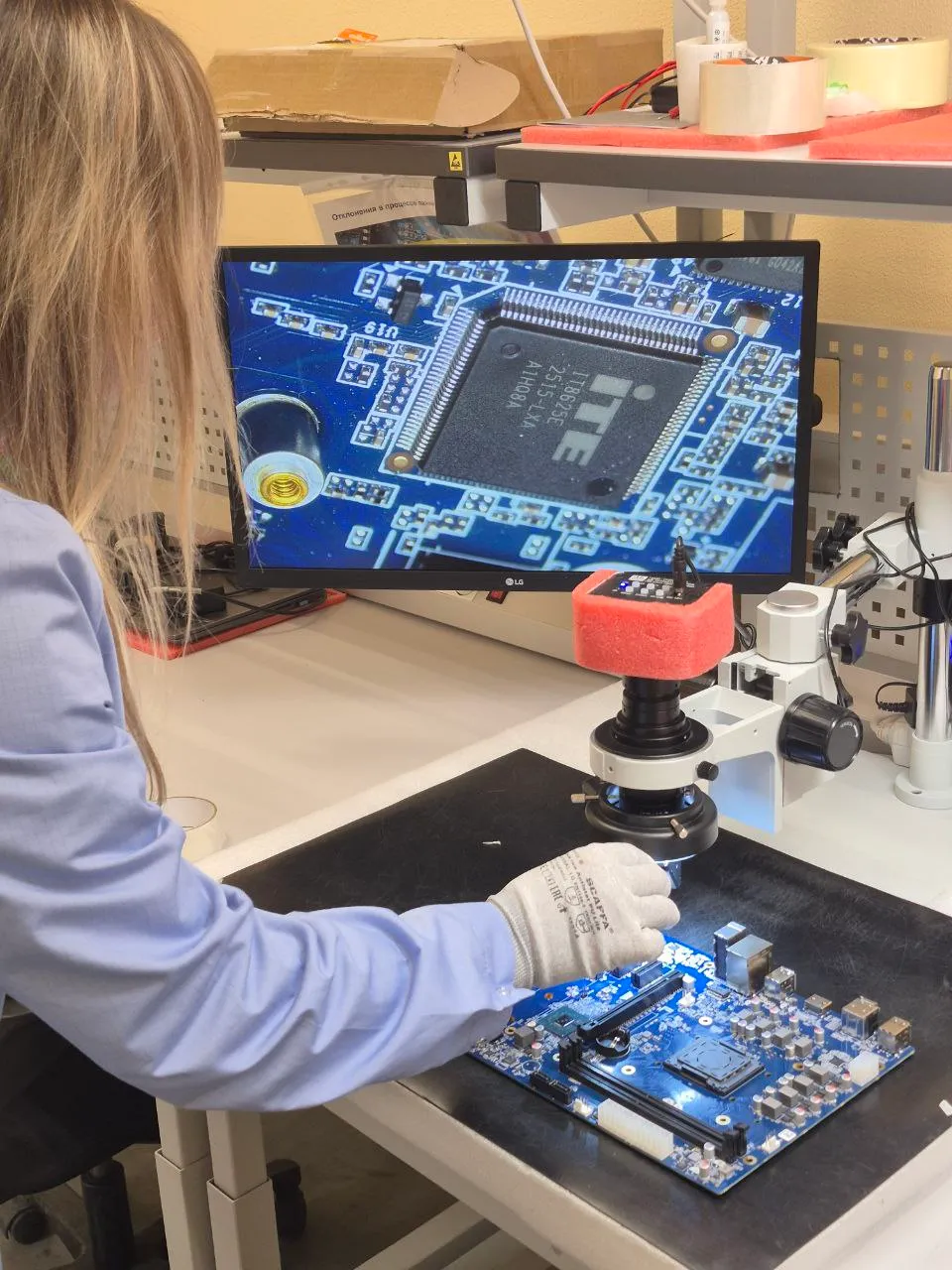 Инженер проверяет плату